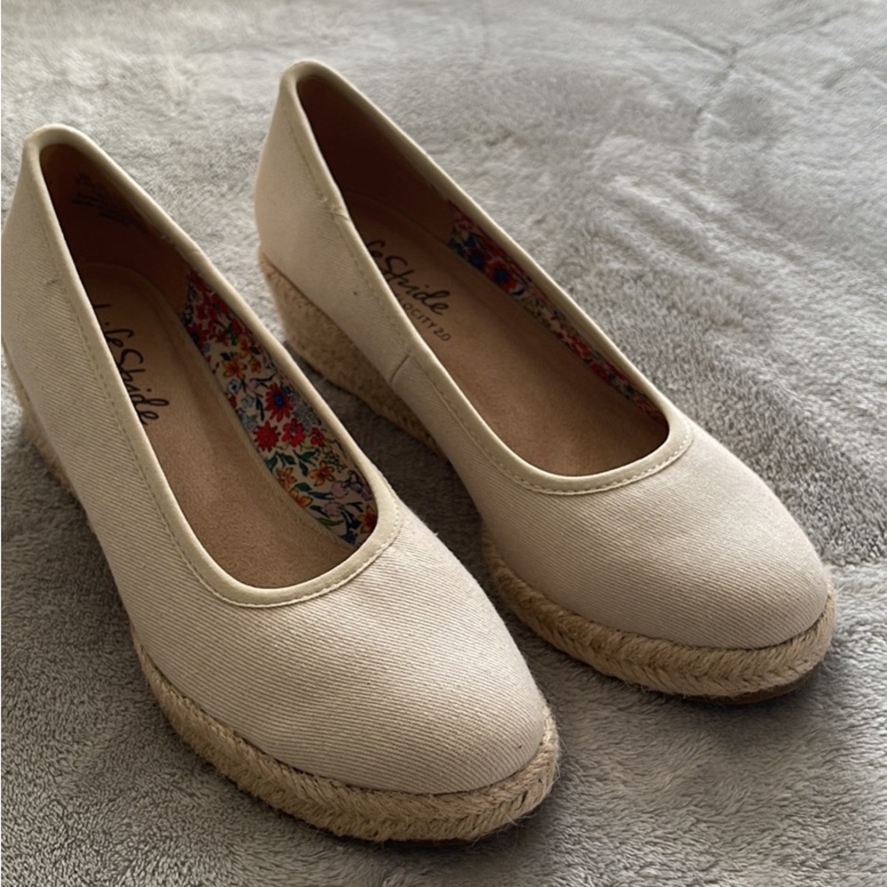 Ivory/beige wedges
